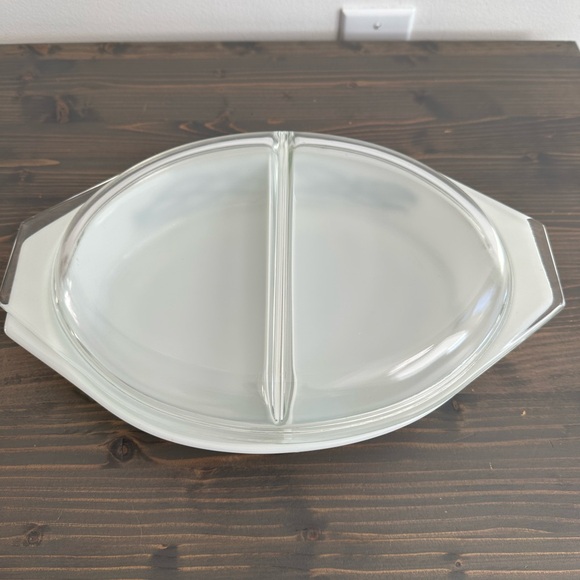 Vintage 1958 PYREX split dish 🖤🤍
Barbed wire 1.5 quart with lid - Picture 8 of 13